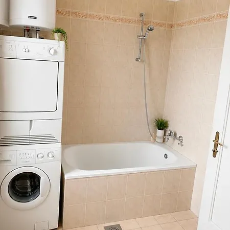 Huge Bbq Garden 2, Spacious Flat, Ac, Free Parking 2 *